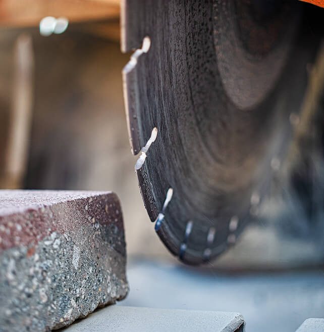 Diamantblad skjærer gjennom betongblokk