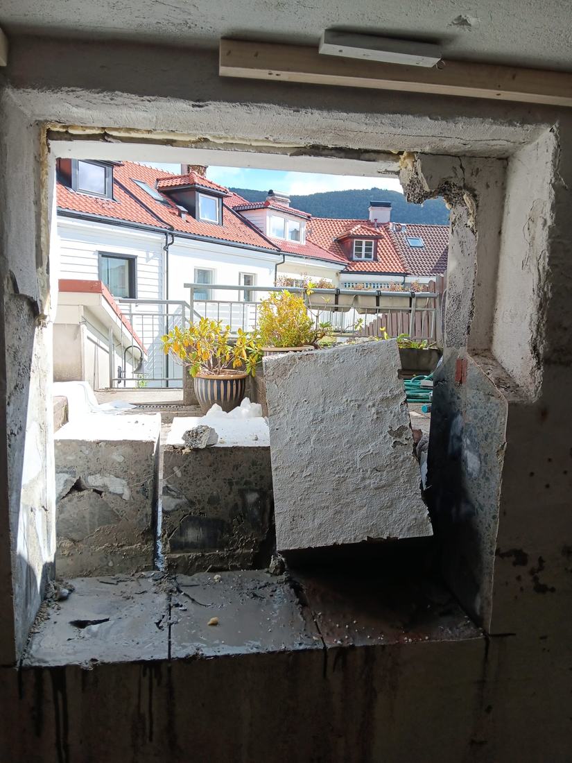 Ferdig utskåret vindusåpning i betongvegg