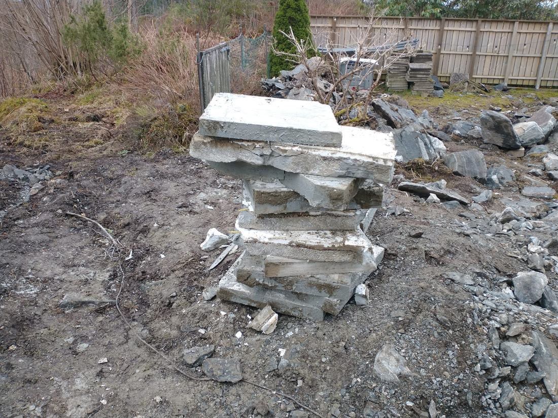 Utskårne betongblokker stablet utendørs