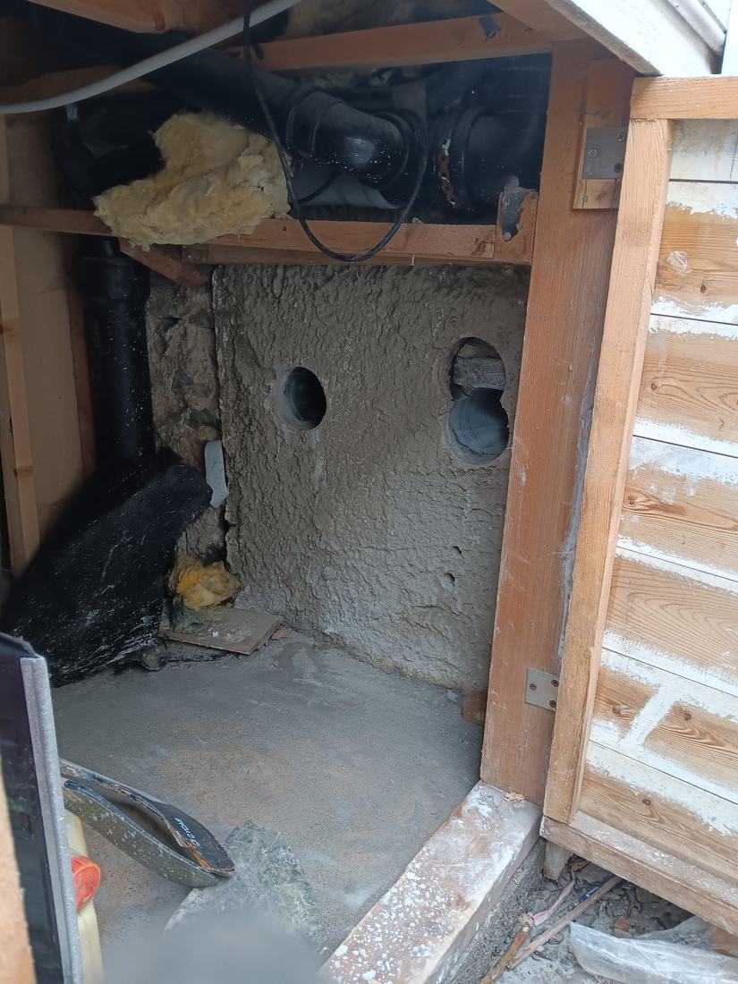 Gjennomføringer boret i vegg bak ny ramme